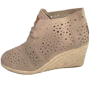 TOMS DESERT WEDGES SIZE 6 TAUPE MOROCCAN CUTOUT ESPADRILLE BOOTIES EUC